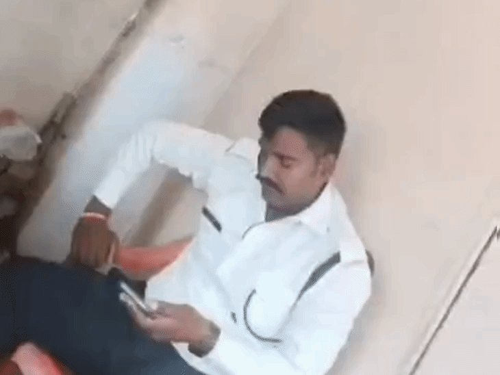 लखनऊ में टीएसआई और सिपाही ने 500 रुपए घूस ली:वीडियो सामने आने के बाद सस्पेंड हुए, विभागीय जांच का आदेश