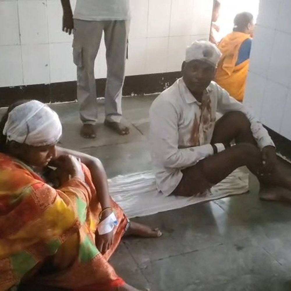 सीतापुर में घर में घुसकर परिवार पर हमला:महिला समेत 3 घायल, दो को जिला अस्पताल रेफर; आरोपियों पर कार्रवाई की मांग