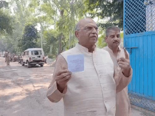 MLC चुनाव: वोटर-लिस्ट की खामियों पर विधायक ने उठाए सवाल:घर से 10 किमी दूर पड़ा वोट, बोले- छह लोगों ने भरे फॉर्म, तीन के ही वोट बने
