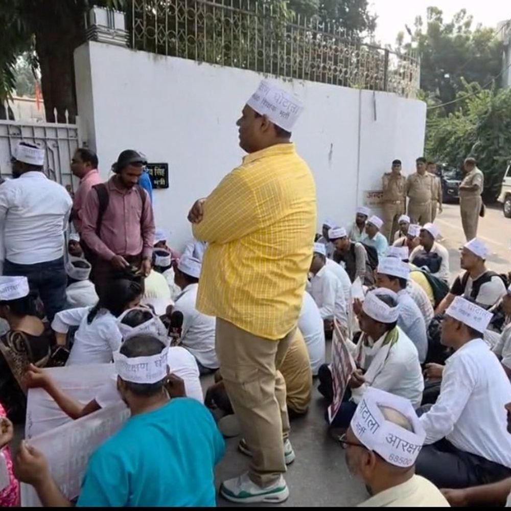 68,500 शिक्षक भर्ती के अभ्यर्थियों ने घेरा मंत्री का आवास:48 दिनों से नियुक्ति की मांग को लेकर कर रहे प्रदर्शन, स्वतंत्र देव सिंह ने दिया साथ देने का आश्वासन