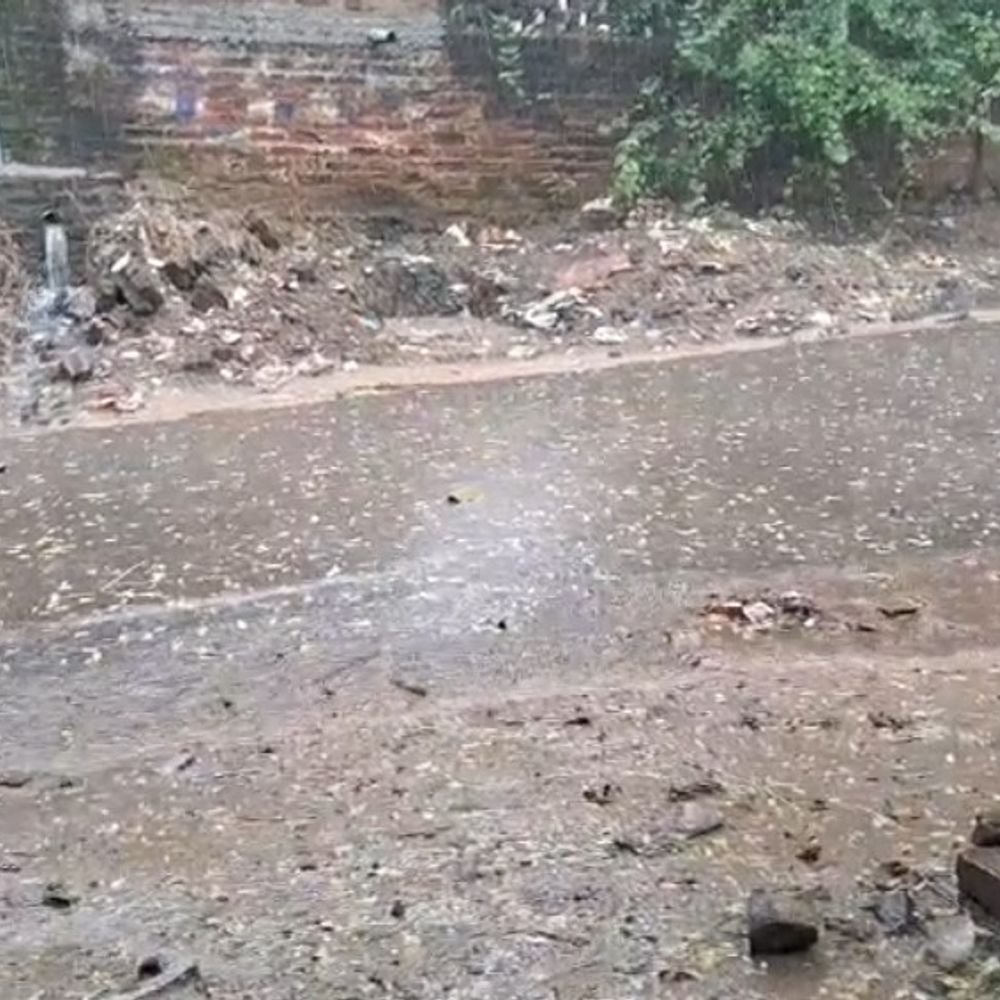 घाटमपुर में बारिश के साथ ओले गिरे:तेज हवाएं चलीं, कानपुर सागर हाइवे पर सन्नाटा पसरा; लोगों को गर्मी से राहत मिली