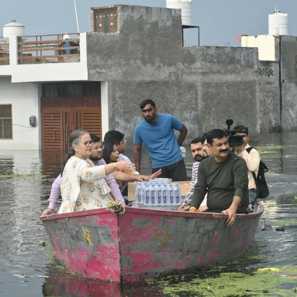 लखनऊ मेयर बाढ़ प्रभावित इलाकों में नाव से पहुंचीं:45 बीघा सरकारी जमीन पर प्लॉटिंग की जांच के निर्देश, राहत सामग्री की भी परखी व्यवस्था