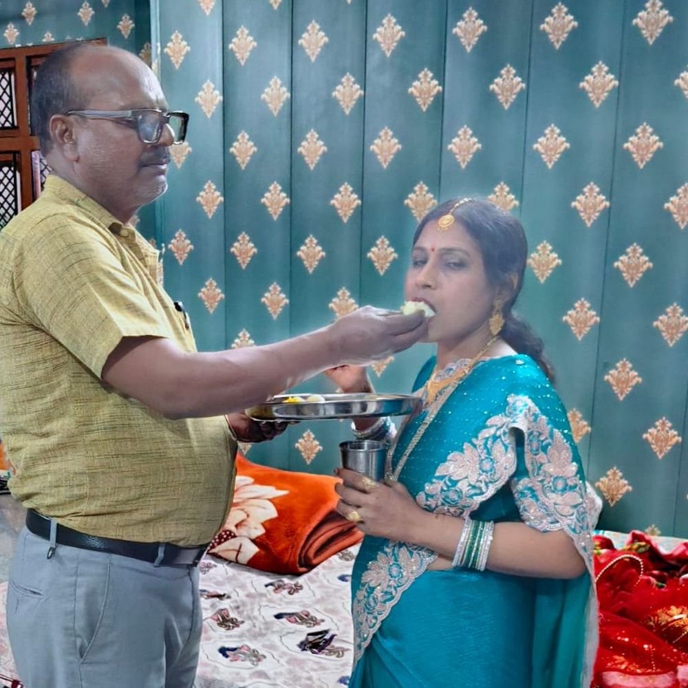 कानपुर में करवा चौथ का पर्व:सुहागिन महिलाओं ने रखा निर्जला व्रत, बादलों बीच चांद देख खोला उपवास