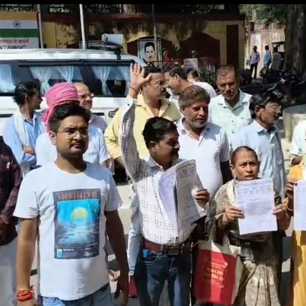 कोटेदार संघ ने सप्लाई इंस्पेक्टर पर लगाया वसूली का आरोप:डीएम को ज्ञापन देकर शिकायत की, हर महीने 5 हजार मांगने का दावा