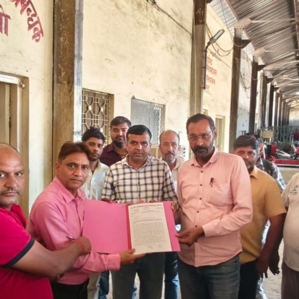 मेरठ में डग्गेमार वाहनों पर रोक लगाने की मांग:रोडवेज कर्मचारियों ने राजस्व नुकसान का हवाला देते हुए किया प्रदर्शन