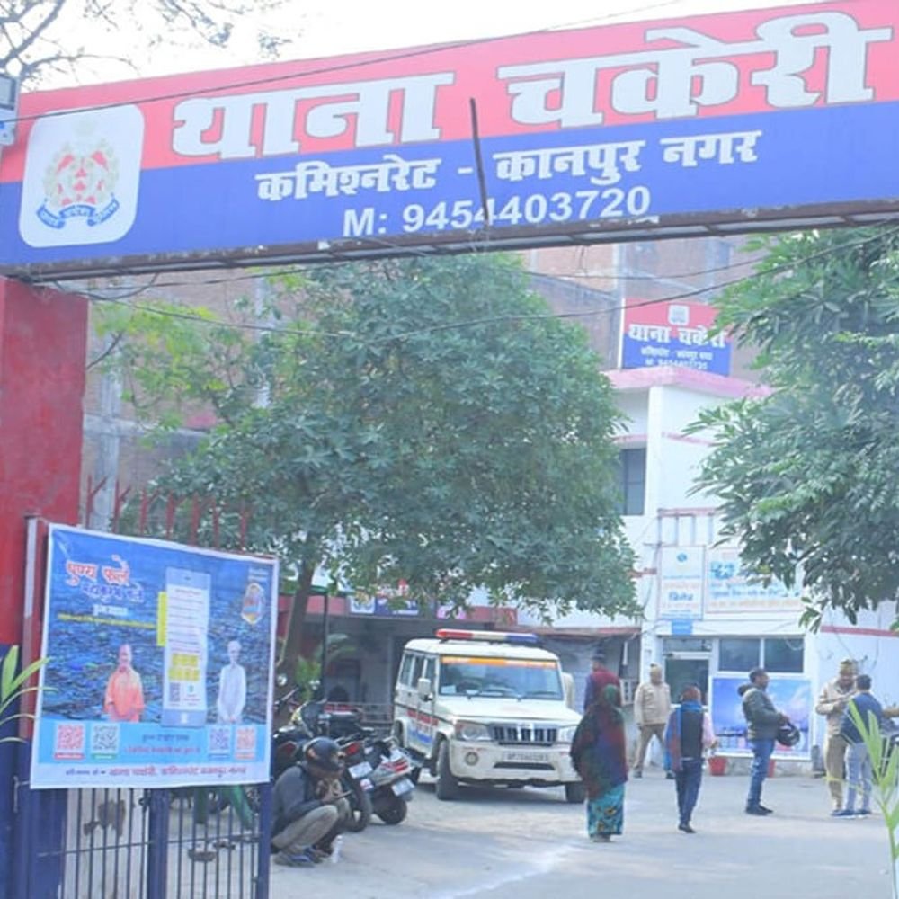 70 बुजुर्ग का एटीएम कार्ड बदलकर 17 हजार रुपए निकाले:पुलिस कमिश्नर के आदेश पर चकेरी थाने में FIR दर्ज, आरोपी की तलाश जारी
