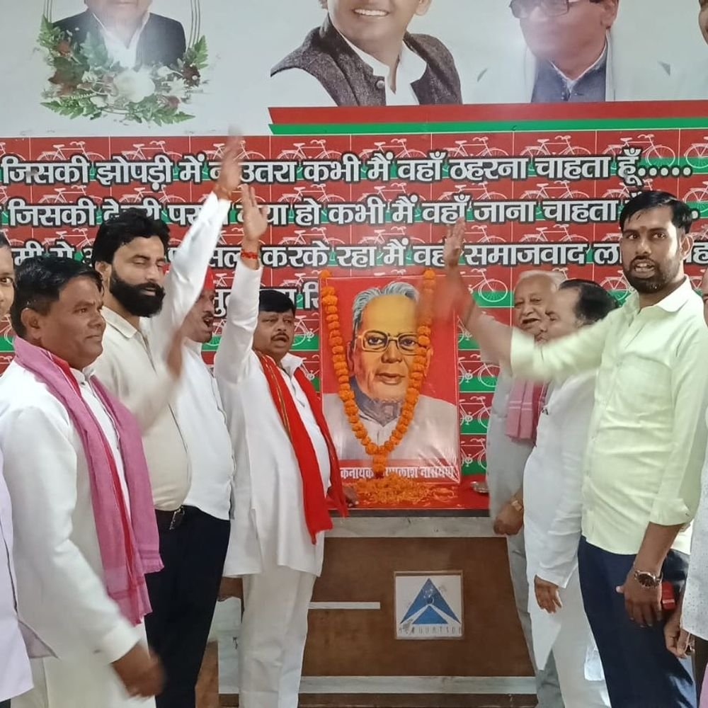सपा कार्यालय में जयप्रकाश नारायण, महाराजा अग्रसेन की जयंती मनाई:प्रदीप शाक्य बबलू ने विचार गोष्ठी में उनके आदर्शों पर चलने का आह्वान किया