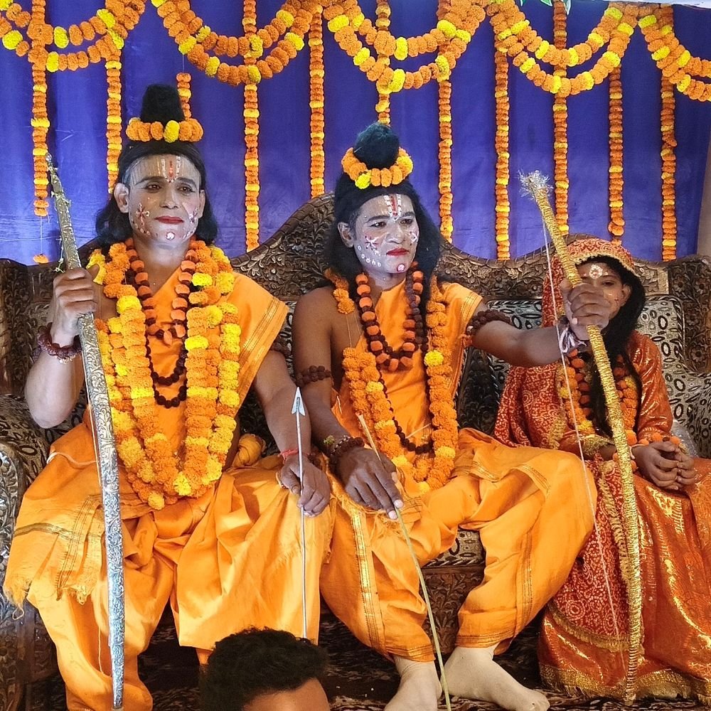 मिर्जापुर में आतिशबाजी के बीच रावण दहन देखने उमड़ी भीड़:बच्चों-युवाओं में सेल्फी लेने की होड़; सुरक्षा के लिए रूट डायवर्जन