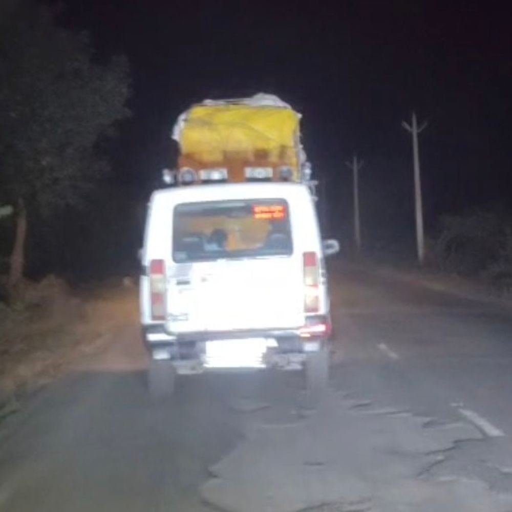 GST विभाग ने लाखों का सामान पकड़ा:चेकिंग के दौरान छतरपुर से आ रही पिकअप से मिला इलेक्ट्रॉनिक्स और बर्तन