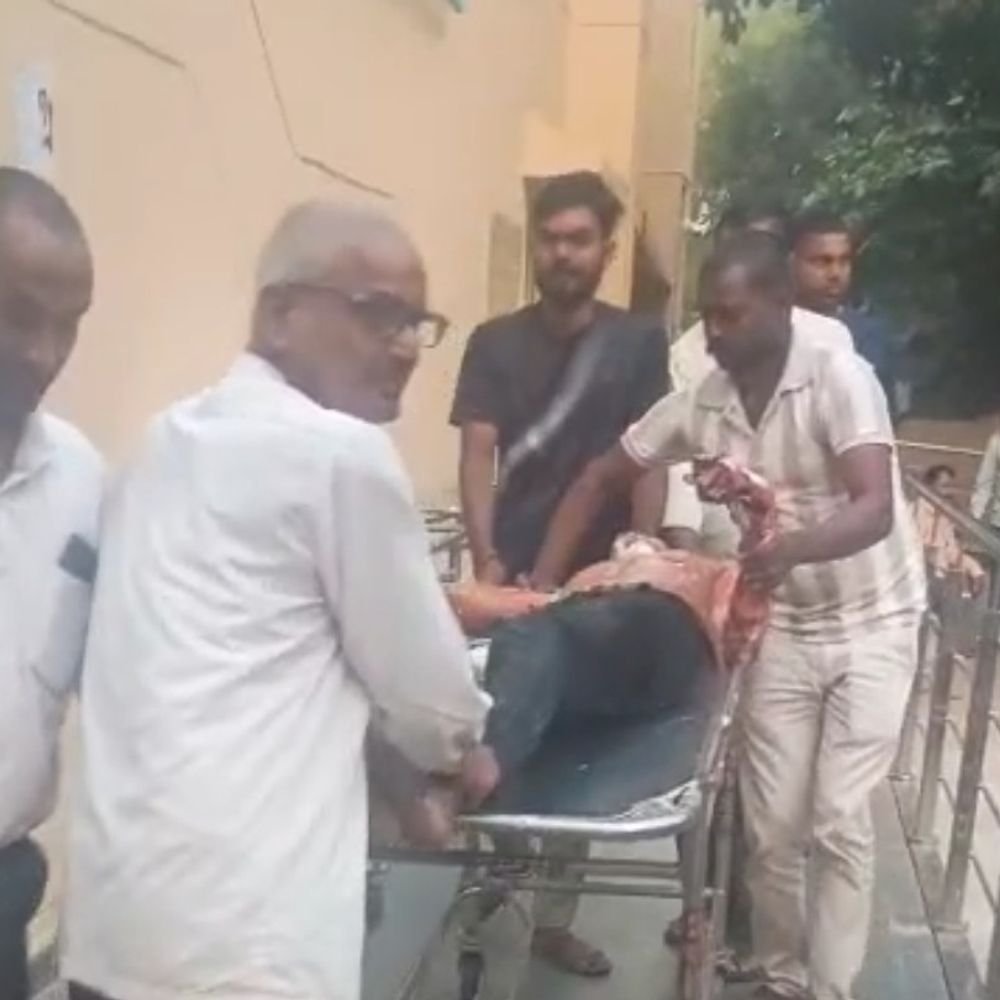 हाईटेंशन की चपेट में आने से दो मिस्त्री झुलसे:देवरिया में एल्युमिनियम की ग्रिल लगाते समय हादसा, गंभीर हालत में गोरखपुर रेफर