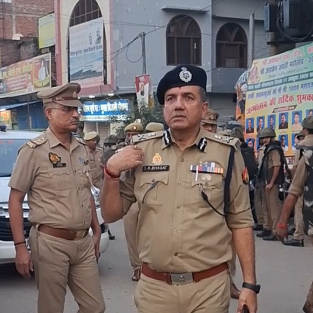 एडीजी ने कासगंज में किया फ्लैग मार्च, चामुंडा मंदिर पहुंचे:बोले- महिलाओं की सुरक्षा में लापरवाही बर्दाश्त नहीं होगी, पुलिस अलर्ट