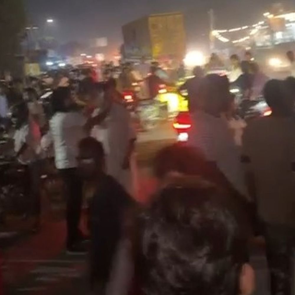 नोएडा में कंटेनर की टक्कर से युवक की मौत:ग्रामीणों ने लगाया जाम, सड़क पर बैठकर की नारेबाजी