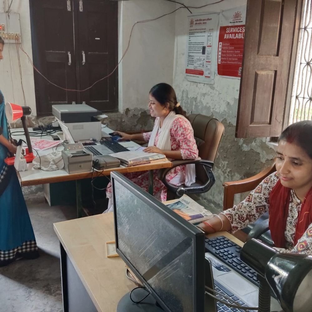 महराजगंज सदर ब्लॉक में बच्चों के मुफ्त आधार कार्ड बने:0 से 18 साल के बच्चों के बन रहे कार्ड, दो काउंटर से लोगों को राहत