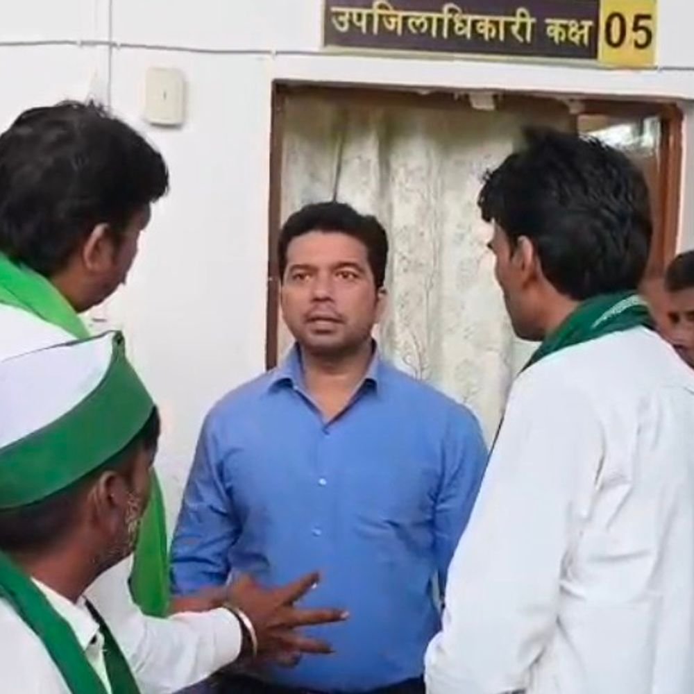संभल में एसडीएम को सौंपा ज्ञापन:समस्याओं के समाधान के लिए अधिकारियों के साथ बैठक कराने की मांग