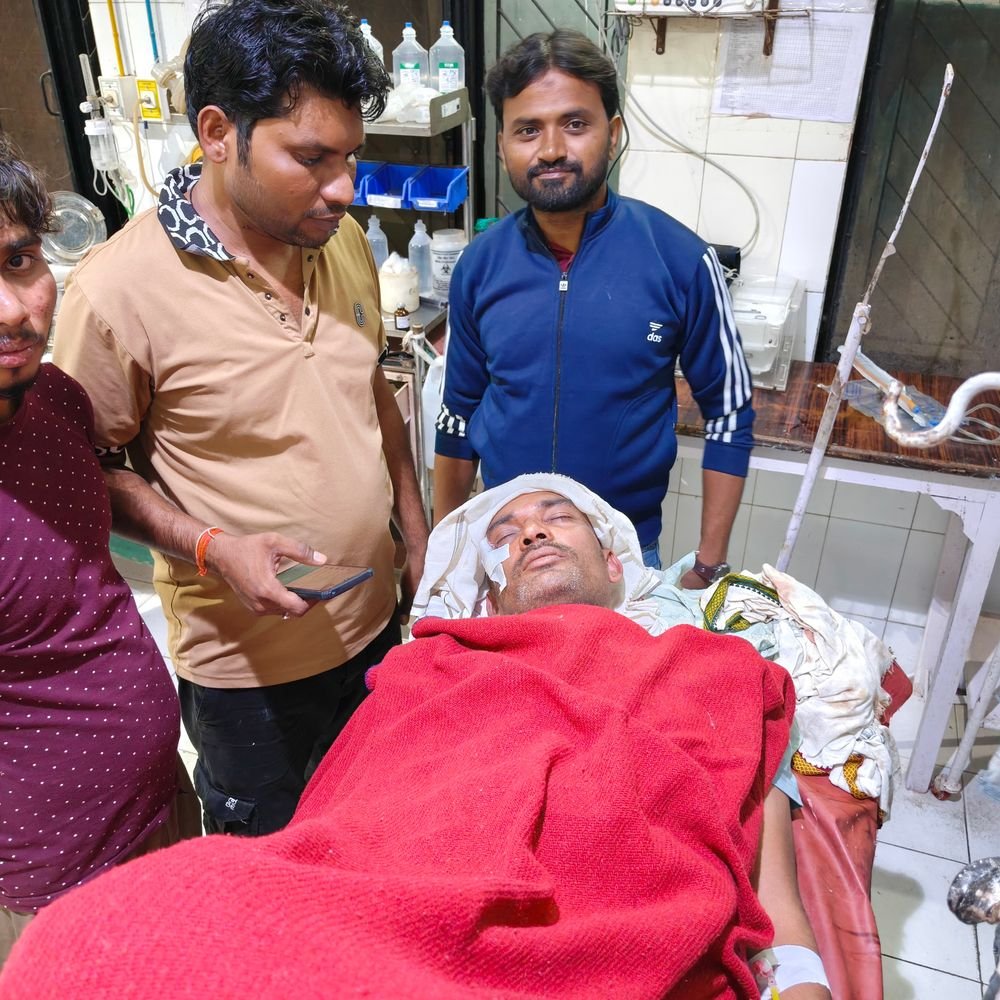 हमीरपुर में अलग-अलग हादसों में तीन घायल:बाइक और ई-रिक्शा को ट्रक ने मारी टक्कर, एक की हालत गंभीर