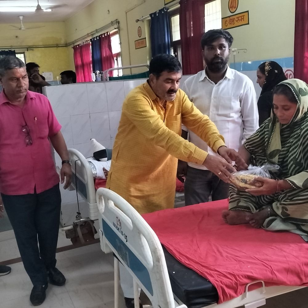 डिप्टी-सीएम केशव मौर्य के पिता की पुण्यतिथि पर फल वितरण:भाजपा जिला उपाध्यक्ष अजीत मौर्य ने मरीजों में बांटा
