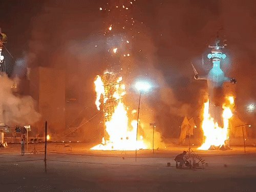 झांसी में मेघनाथ की जगह रावण के पुतले को जलाया:हनुमान ने उड़कर जलाई सोने की लंका, जमकर हुई आतिशबाजी, देखे 15 तस्वीरें