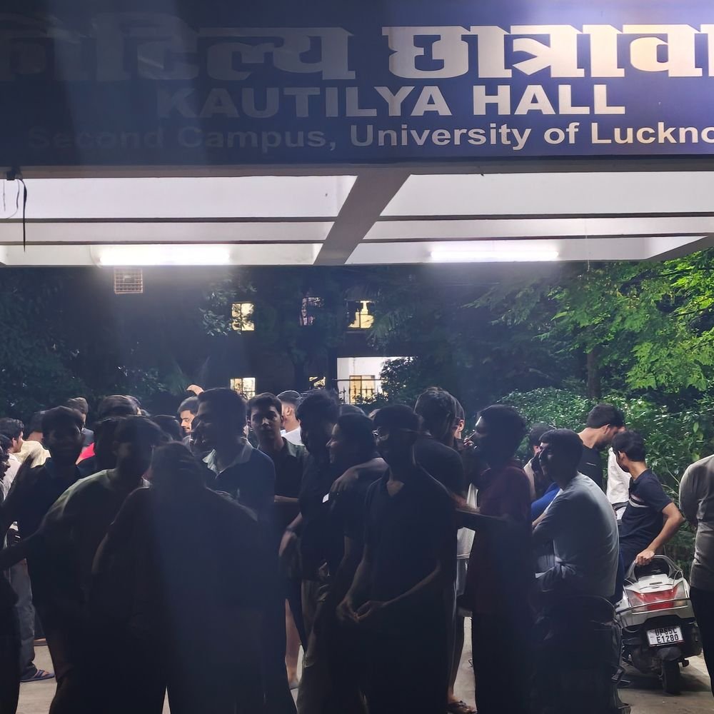 लखनऊ यूनिवर्सिटी न्यू कैंपस में छात्रों का हंगामा:कौटिल्य हॉस्टल की मेस में एक्सपायरी पनीर से सब्जी बनाने का आरोप, जमकर हुआ बवाल