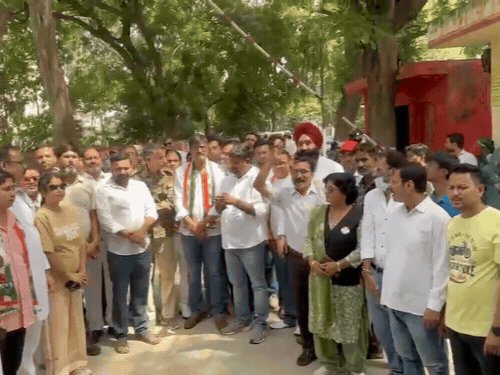 जेल में बंद कांग्रेसियों से मिले पूर्व प्रदेश अध्यक्ष:बोले- वोट चोरी के खिलाफ आवाज उठाते रहेंगे, हर मोहल्ले-दीवार पर लिखेंगे वोट चोर
