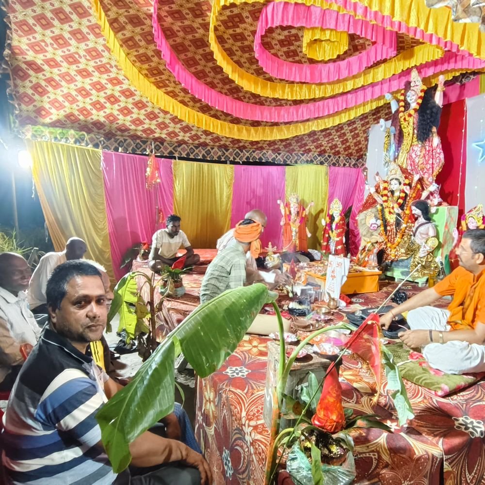 पड़रिया में स्कंदमाता की आराधना:वैदिक मंत्रोच्चार के बीच हुई पूजा, माता रानी के जयकारों से गूंजा पंडाल