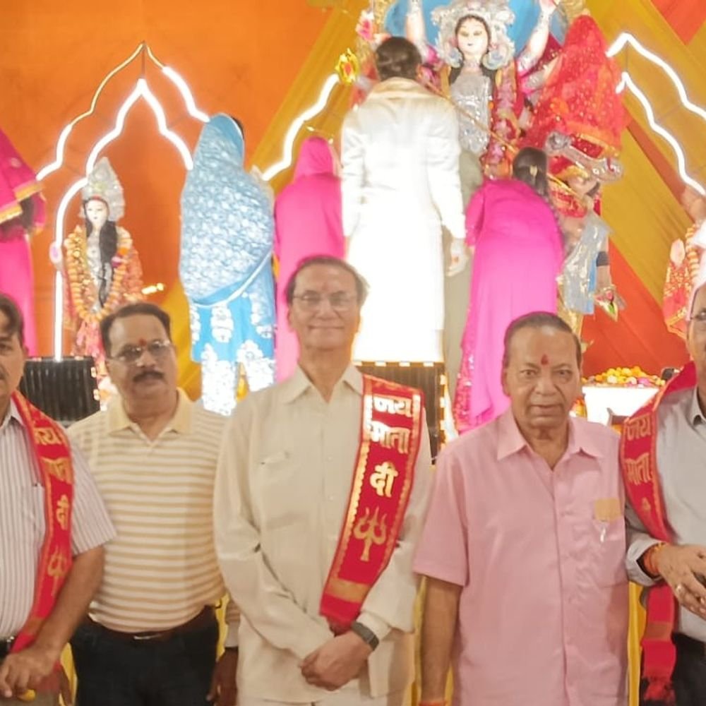गोमती नगर में दुर्गा महोत्सव:भक्ति और उत्साह के साथ हुए धार्मिक; गरबा में जमकर झूमे श्रद्धालु