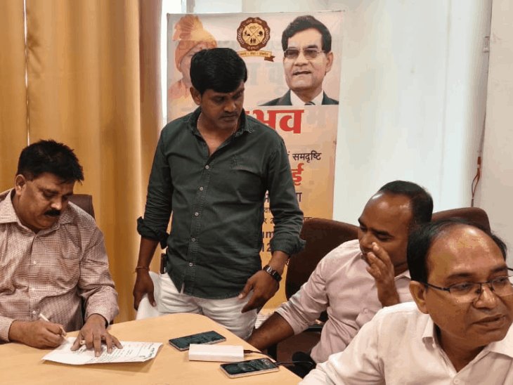 अयोध्या के वशिष्ठ कुंड में 20 दिनों से पेयजल संकट:नगर निगम के दफ्तर पहुंचे पीड़ित, पार्षद जल्द समाधान की चेतावनी दी