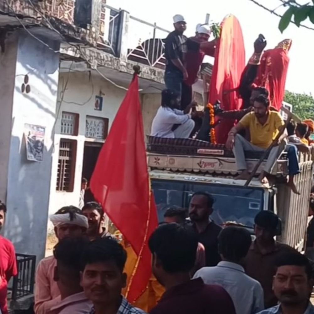 झांसी में मां काली के आगमन पर शोभायात्रा:महिलाओं ने घरों बाहर बनाई रंगोली, गाजे-बाजे संग झूमे श्रद्धालु