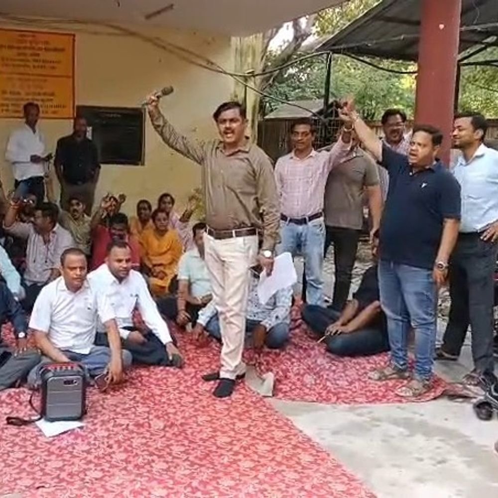 संविदा स्वास्थ्यकर्मियों ने नियमितीकरण और समान वेतन की मांग की:उन्नाव में सीएमओ कार्यालय पर प्रदर्शन, 10 लाख तक स्वास्थ्य बीमा भी मांगा