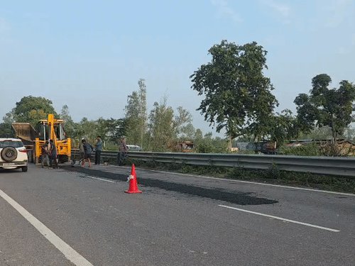 दैनिक भास्कर का असर:NH-27 पर गड्ढे भरना शुरू:2000 से ज्यादा गड्ढों से जोखिम भरा हुआ था सफर; एक फीट गहरे तक गड्ढे, मरम्मत की रफ्तार धीमी