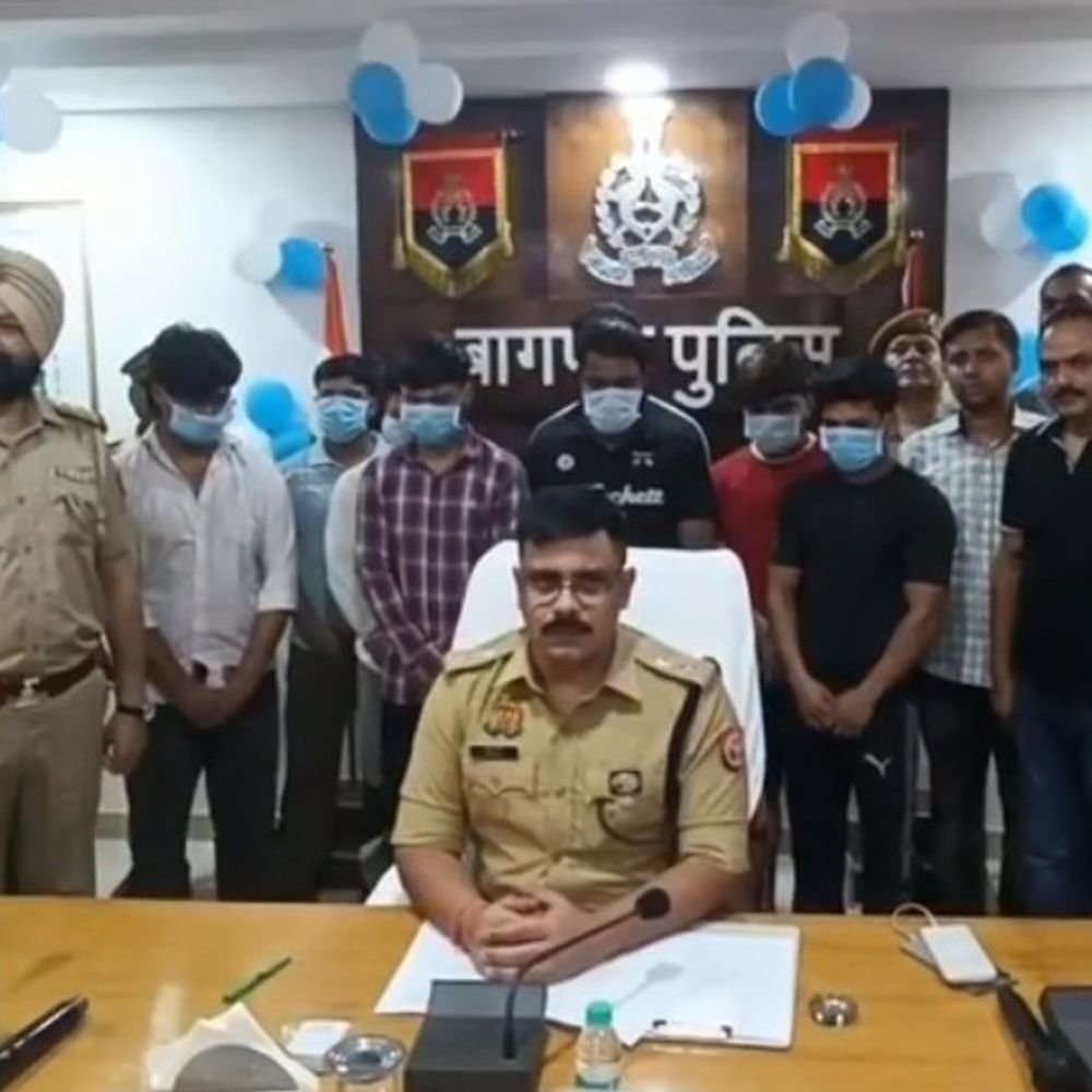बीमा अधिकारी बनकर 1 करोड़ से ज्यादा की ठगी:बागपत में आठ आरोपी गिरफ्तार, 51 मामलों में दर्ज था नाम