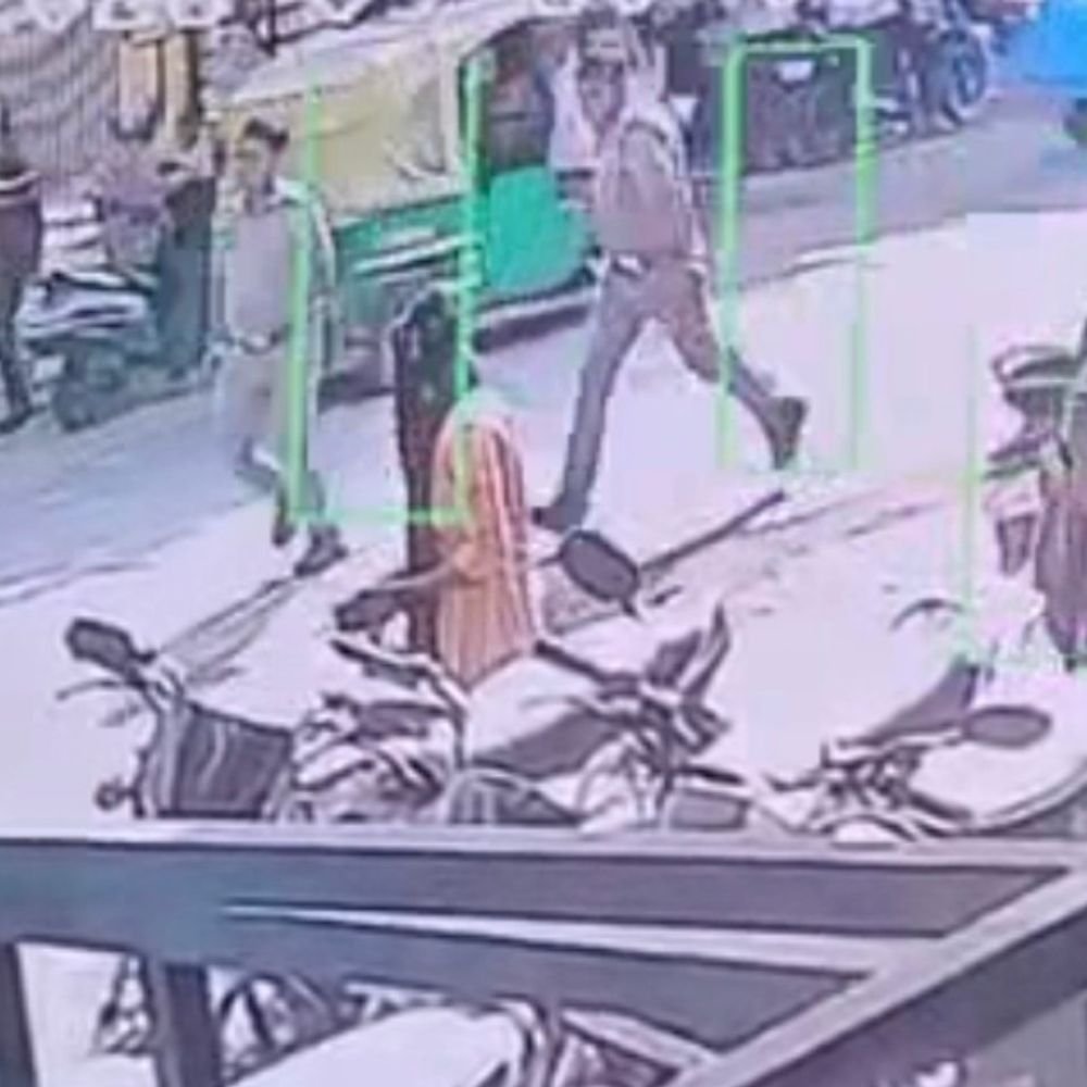 वर्दी में आए लोगों ने कार सवार से की मारपीट:सीसीटीवी फुटेज के बाद एसपी ने दिए जांच के आदेश