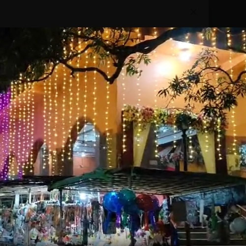 कुशीनगर में सजावट से निखरा मंदिर परिसर:नवरात्रि पर आकर्षक रोशनी से जगमगाया मां धर्मसमधा मंदिर