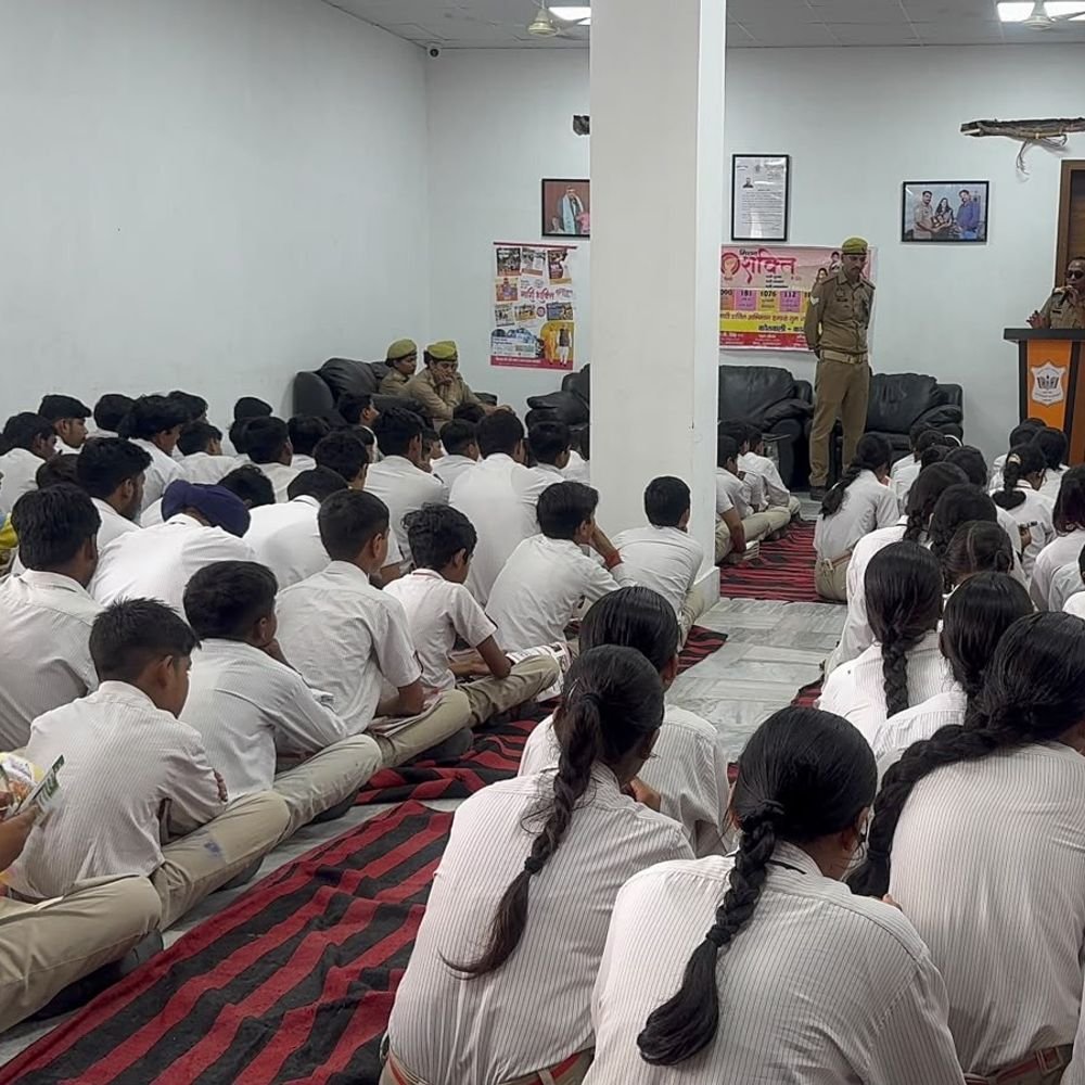 कासगंज में मिशन शक्ति और साइबर क्राइम पर जागरूकता:पुलिस ने पॉक्सो एक्ट और महिला-बालिका सुरक्षा कानूनों की दी जानकारी