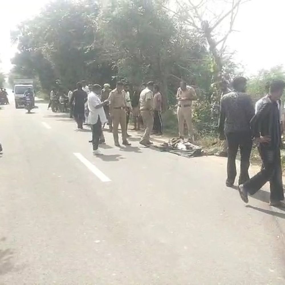 ट्रैक्टर-ट्रॉली ने बाइक सवार दो युवकों को रौंदा:इंजीनियर की मौके पर मौत, दूसरा युवक गंभीर घायल; सुरीर में चालक फरार