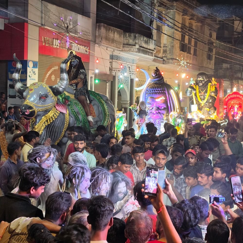 संभल में मां भगवती की 51वीं शोभायात्रा में उमड़ा जनसैलाब:एक लाख श्रद्धालुओं के पहुंचने का अनुमान, सुरक्षा में 300 पुलिसकर्मी तैनात