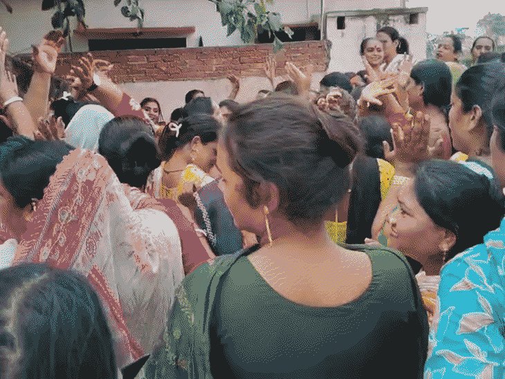 गोरखपुर में किन्नरों ने नौसड़ चौकी पर किया हंगामा:क्षेत्र को लेकर दो गुटों में विवाद, लाठी-डंडे से मारपीट करने का आरोप