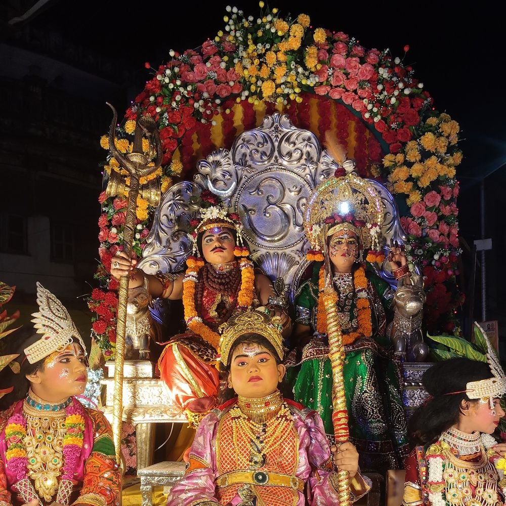 विजयदशमी पर निकली भव्य शोभायात्रा:आकर्षक झांकियों के दर्शन के लिए देर रात तक उमड़े श्रद्धालु