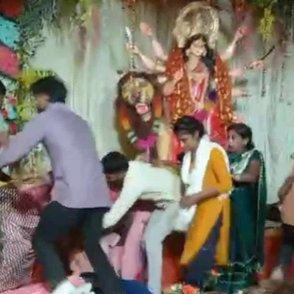 जागरण के दौरान विवाद, दुर्गा प्रतिमा का हाथ तोड़ा:अम्बेडकरनगर में लक्ष्मी-गणेश की मूर्तियां गिराईं, विरोध करने पर पूजा समिति के सदस्यों से मारपीट