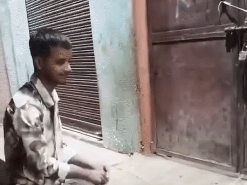 झांसी में चूहे को बांधकर जिंदा जलाया…VIDEO:गेट पर लटकाकर पेट्रोल डाला, फिर लगाई आग, 4 मुस्लिम युवकों पर केस