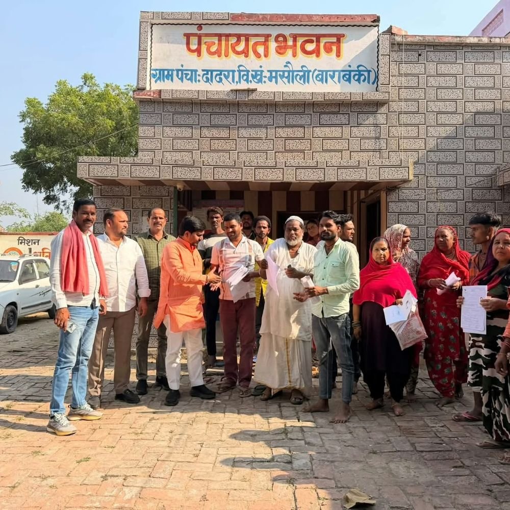 विधायक ने बूथों पर मतदाता सूची पुनरीक्षण का जायजा लिया:नाम जोड़ने और संशोधन की प्रक्रिया जानी, बोले- कोई पात्र मतदाता वंचित न रहे