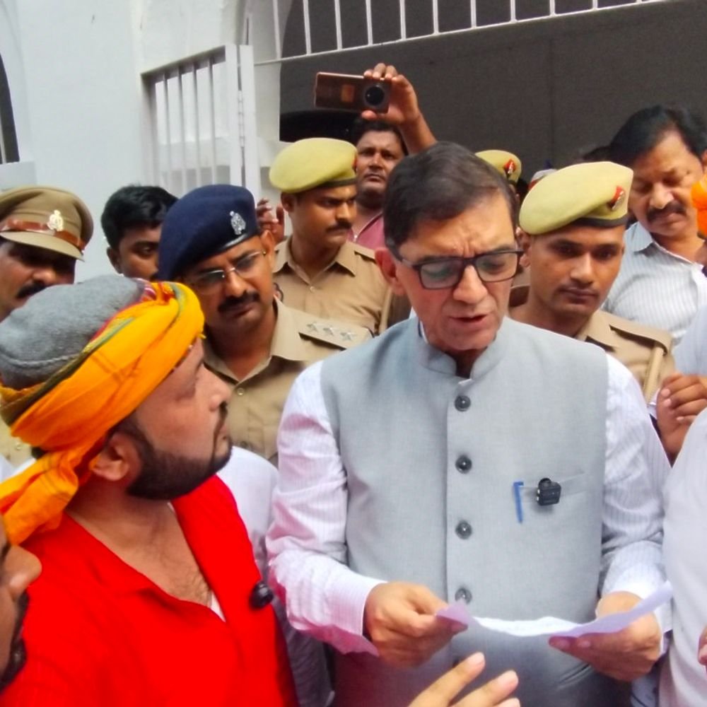 बलिया में छात्रों ने किया प्रदर्शन,छात्रवृत्ति-टैबलेट और कर्जमाफी की मांग:सीएम के नाम ज्ञापन सौंपा, 9 अक्टूबर को बलिया बंद की चेतावनी