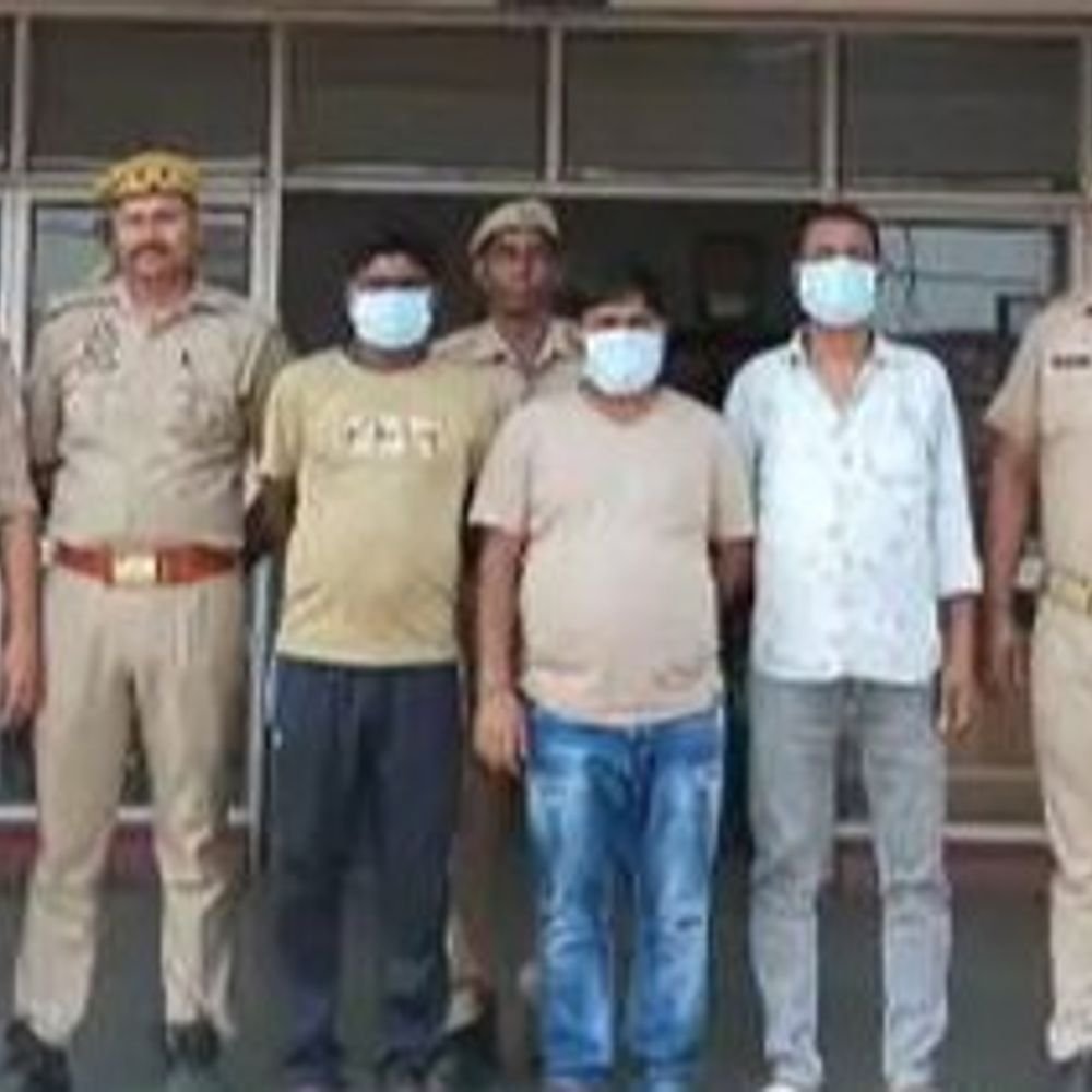 नोएडा में 1 करोड़ का गांजा पकड़ा-3 तस्कर गिरफ्तार:कूड़ी खेड़ा मोड़ के पास दबोचा, भुवनेश्वर से ट्रक में छिपाकर ला रहे थे