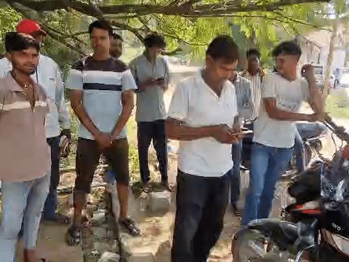 झांसी में सांड के हमले में युवक की मौत:खेत से भगाने गया तो 3 बार उठाकर पटका, अगले महीने बाप बनने वाला था