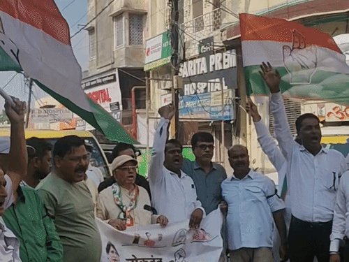हाथरस में कांग्रेसियों ने मुख्य चुनाव आयुक्त का पुतला फूंका:शहर में जुलूस निकाल कर किया प्रदर्शन, जमकर नारेबाजी