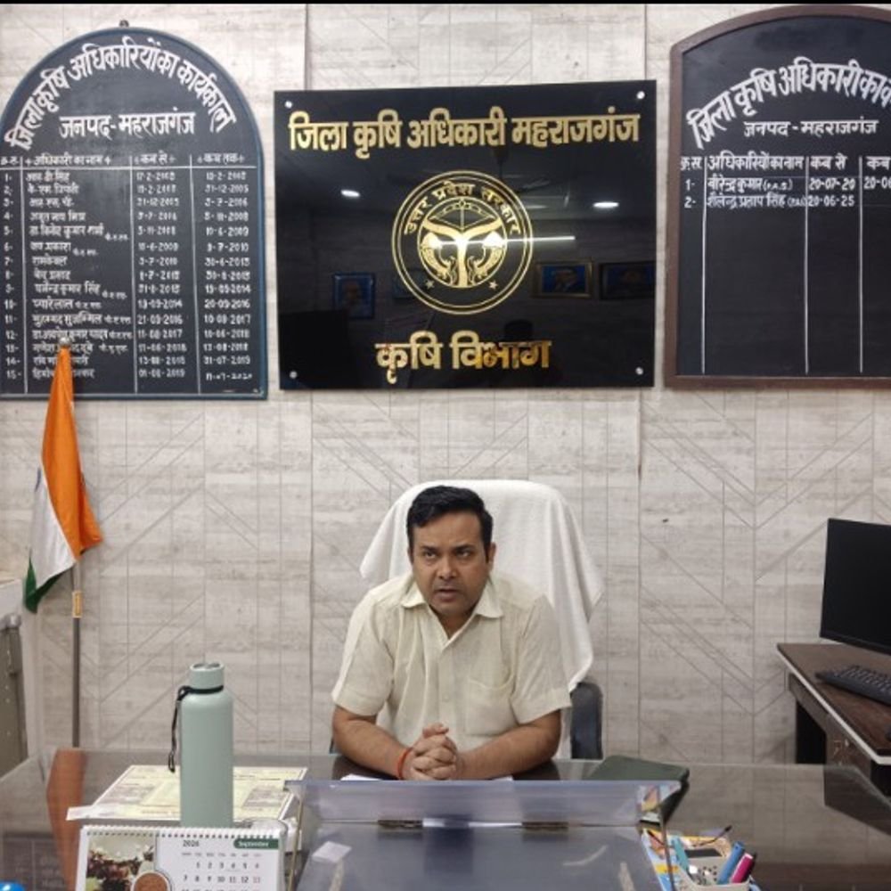 महराजगंज में इफको केंद्र पर किसानों की भीड़:खाद के लिए उमड़ी टीवीएस एजेंसी के पास घंटों इंतजार, एक ही काउंटर से हो रहा वितरण