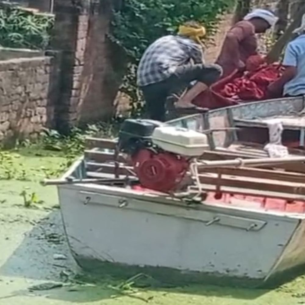 लखनऊ में बाढ़ में घिरे बुजुर्ग की घर में मौत:2 हफ्ते से बीमार थे, परिजनों ने नाव पर लादकर बाहर निकाला शव