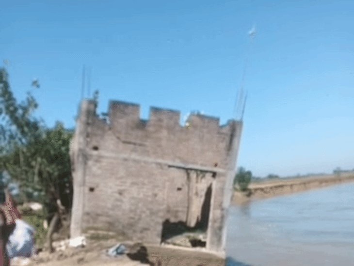लखीमपुर में मोहाना में दस सेकेंड में समा गया मकान:जसनगर में कटान तेज, ग्रामीण घर तोड़कर सामान सुरक्षित जगह पहुंचा रहे