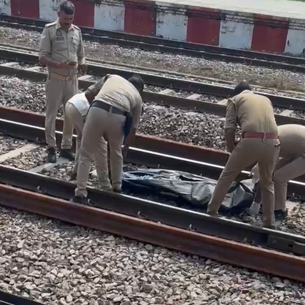बिजनौर में ट्रेन से कटकर व्यक्ति की मौत:नजीबाबाद रेलवे यार्ड में धड़ से अलग मिला सिर, पुलिस जांच में जुटी