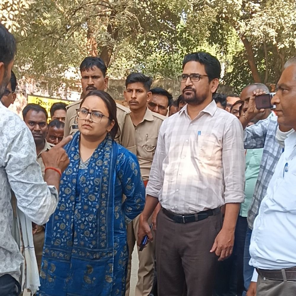 हमीरपुर में आक्रोशित किसानों ने मंडी में जाम लगाया:अतिरिक्त तौल, कम दाम और भुगतान न होने सहित शोषण का आरोप; अधिकारियों ने कराया शांत
