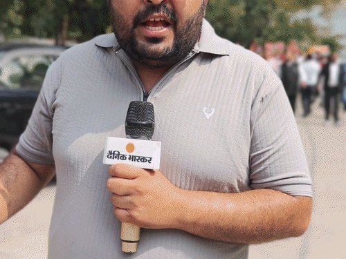 पीलीभीत में सपा का ‘लोकतंत्र बचाओ सप्ताह’ प्रदर्शन:CEC ज्ञानेश कुमार का मुखौटा पहनकर कार्यकर्ता ने निकाला मार्च